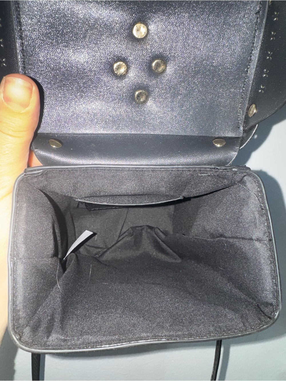 Black box shaped crossbody bag with gold hardware - Picture 7 of 7